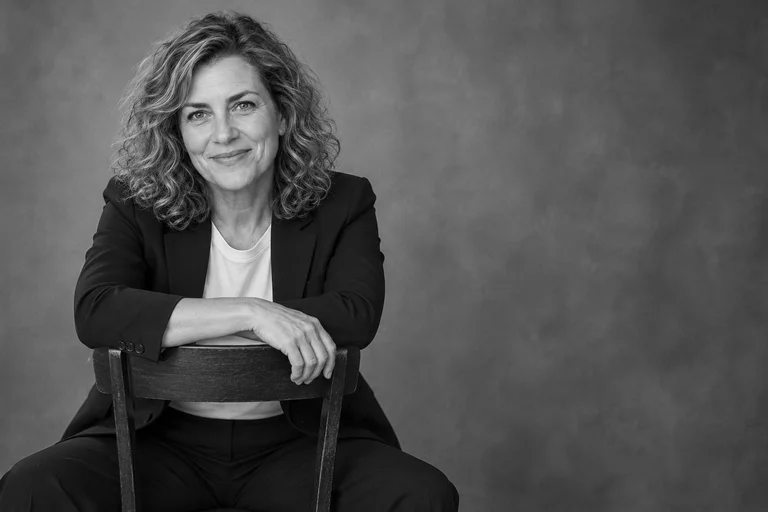 Verkehrt auf dem Stuhl – Fotoshooting Schwarz-Weiß-Studio
