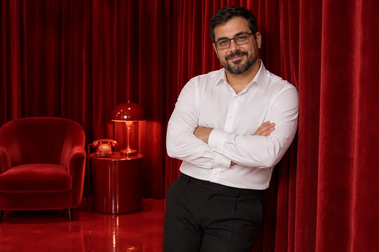 Am Vorhang – Fotoshooting Red Room