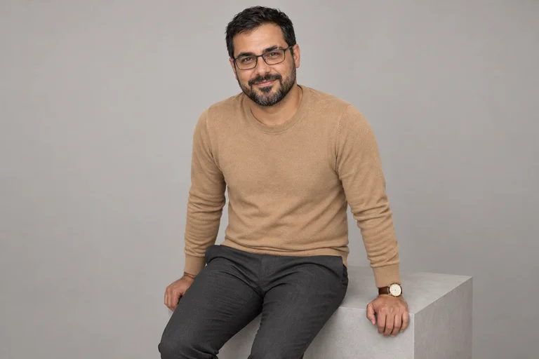 Studio Cube Lean – Studio Headshot photoshoot