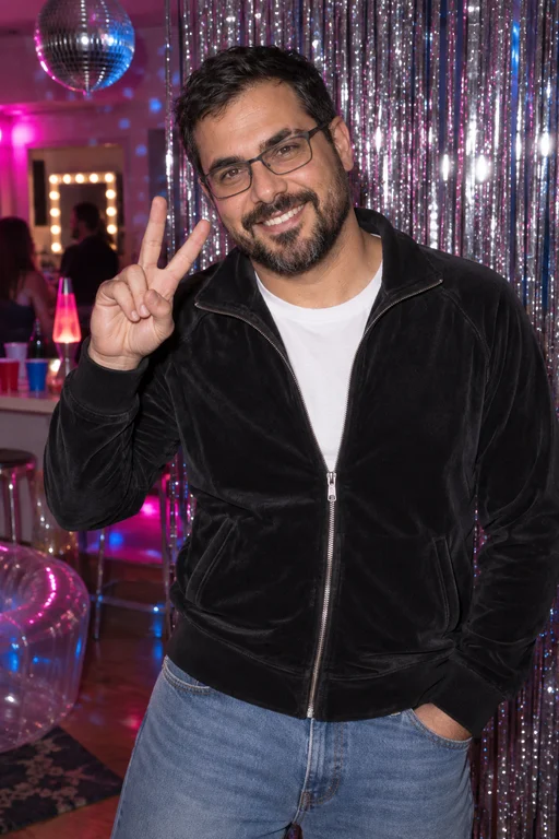 Peace Sign – Y2K Party photoshoot